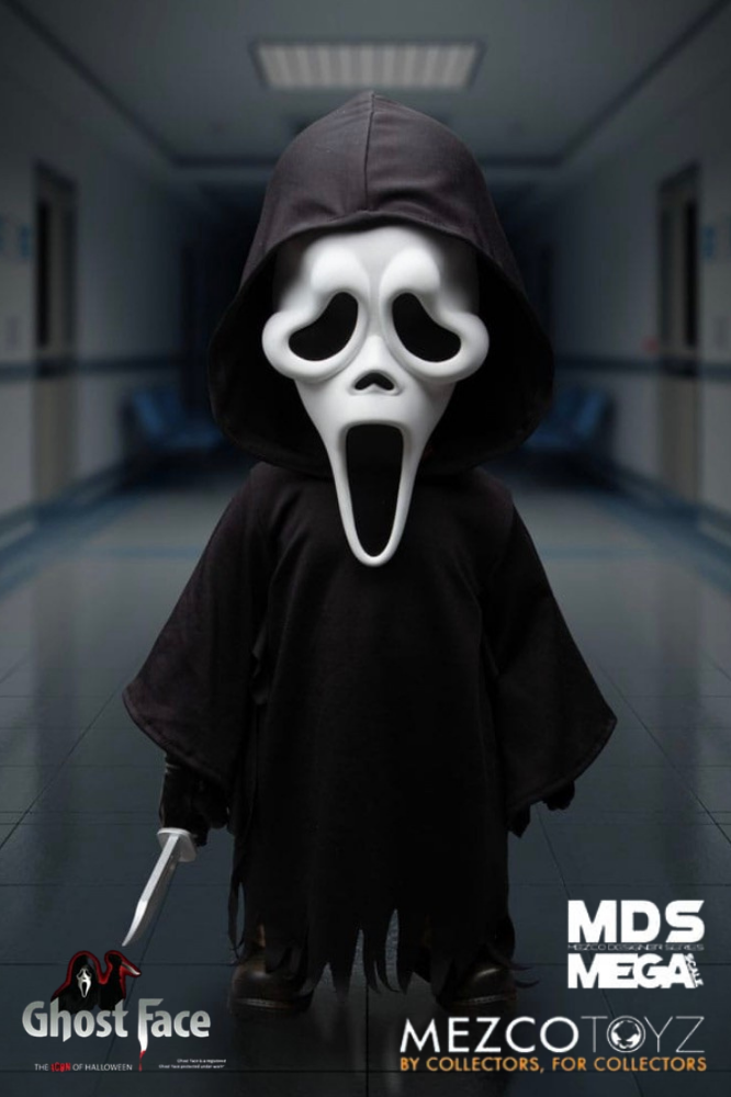 Figura de Ghost Face MDS Mega Scale de Mezco Toyz de aproximadamente 38 cm con túnica negra, capucha, máscara y cuchillo.