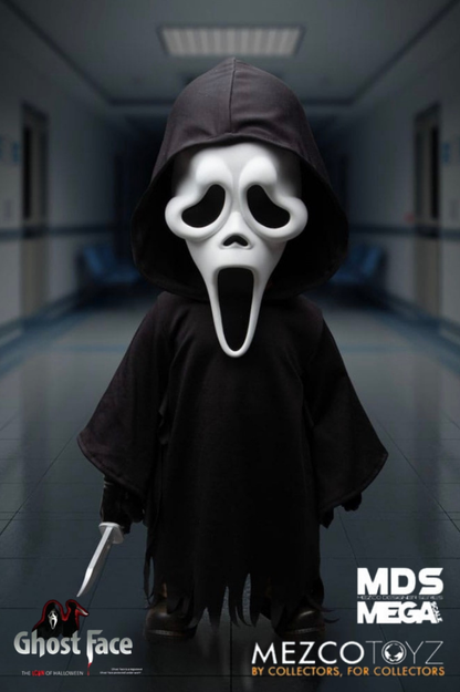 Figura de Ghost Face MDS Mega Scale de Mezco Toyz de aproximadamente 38 cm con túnica negra, capucha, máscara y cuchillo.