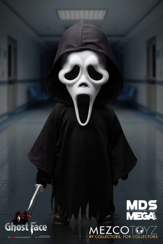 Figura de Ghost Face MDS Mega Scale de Mezco Toyz de aproximadamente 38 cm con túnica negra, capucha, máscara y cuchillo.