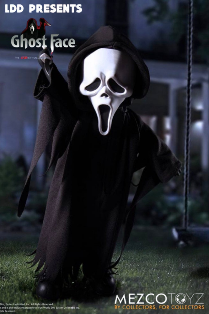 Muñeco Ghost Face Living Dead Dolls Presents de Mezco Toyz de aproximadamente 25 cm con máscara, túnica negra de tela y cuchillo.