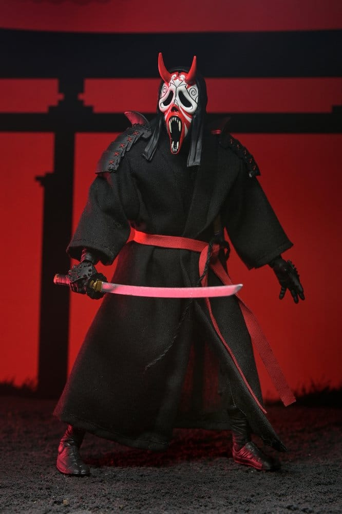 Figura Ghost Face Shinobi de la línea Shogun Horror de NECA, con diseño inspirado en el Japón feudal, capa de tela y armas japonesas.