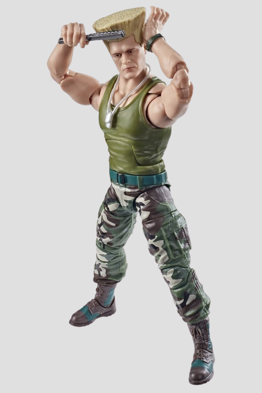 Figura articulada de Guile de Street Fighter de Hasbro de 15 cm, con camiseta militar verde, pantalones de camuflaje, peinado rubio característico y manos intercambiables.