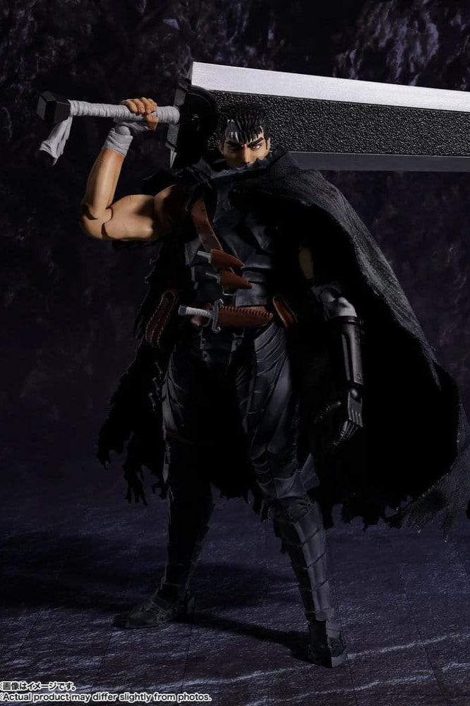 Figura S.H.Figuarts de Guts con la Berserker Armor de Berserk, fabricada por Tamashii Nations, de 16 cm de altura aproximada con espada Dragon Slayer, accesorios y piezas intercambiables.