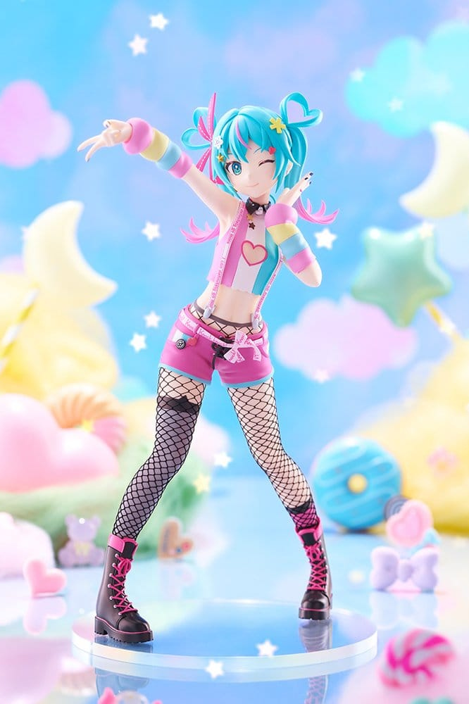 Figura de Hatsune Miku DecoMiku (Lightness) de Good Smile Company, colección POP UP PARADE L Size, 23 cm, con ropa rosa y turquesa, medias de rejilla y una alegre pose guiñando un ojo.