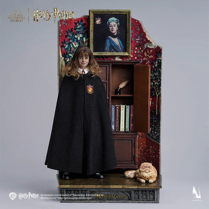 Hermione Granger 1/6 de INART inspirada en Harry Potter y la Piedra Filosofal, con cabello implantado, uniforme de Hogwarts y accesorios.