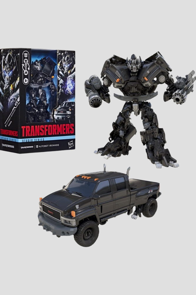 Figura Ironhide Transformers Studio Series Voyager Class de Hasbro de 17 cm, transformable en camioneta GMC TopKick en 27 pasos, con dos armas desmontables.