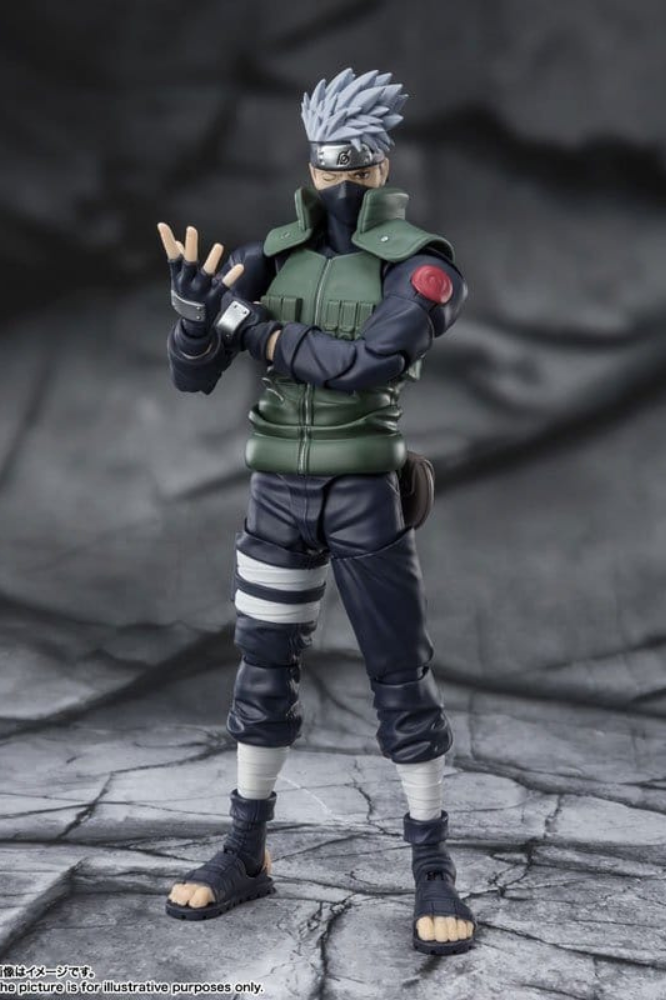Figura articulada de Kakashi Hatake The Famed Sharingan Hero de Naruto, perteneciente a la colección S.H.Figuarts de Tamashii Nations y con aproximadamente 16 cm de altura.