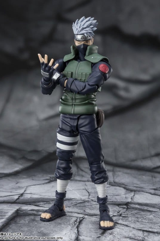 Figura articulada de Kakashi Hatake The Famed Sharingan Hero de Naruto, perteneciente a la colección S.H.Figuarts de Tamashii Nations y con aproximadamente 16 cm de altura.