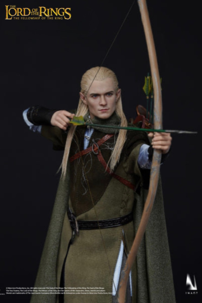 Figura Legolas 1/6 de INART basada en The Lord of the Rings The Fellowship of the Ring con cabello implantado, ojos articulados y armas élficas.