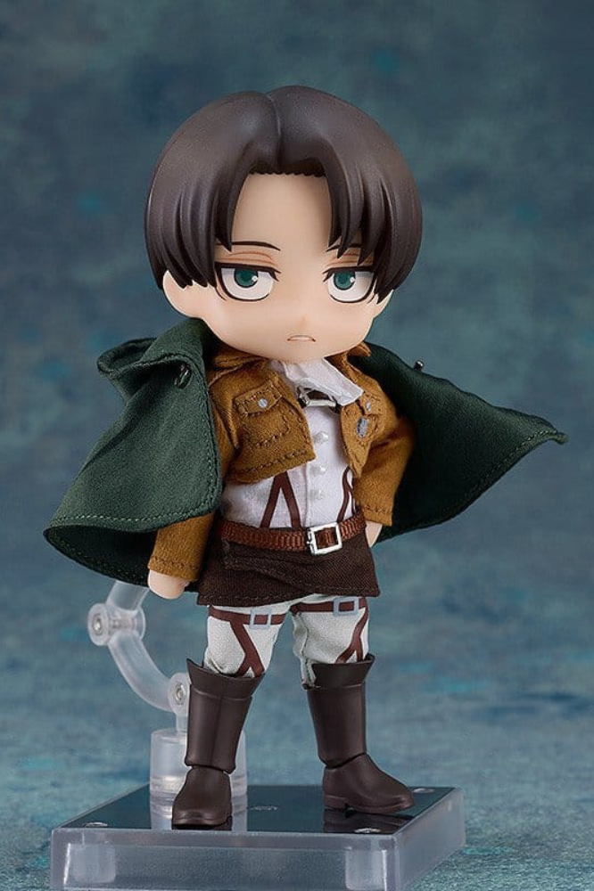 Figura Nendoroid Doll de Levi de Attack on Titan, fabricada por Good Smile Company, de 14 cm, con uniforme del Cuerpo de Exploración, capa de tela y base magnética.
