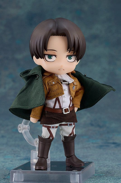 Figura Nendoroid Doll de Levi de Attack on Titan, fabricada por Good Smile Company, de 14 cm, con uniforme del Cuerpo de Exploración, capa de tela y base magnética.