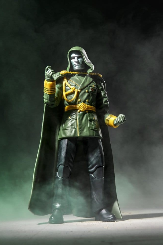Figura Lord Doom de Avengers: Doomsday Marvel Legends de Hasbro de 15 cm, con máscara metálica, traje verde, detalles dorados y capa.