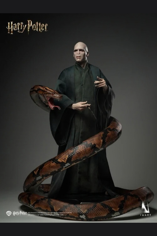Figura Lord Voldemort Deluxe de Harry Potter and the Deathly Hallows a escala 1/6 de INART acompañada por Nagini.