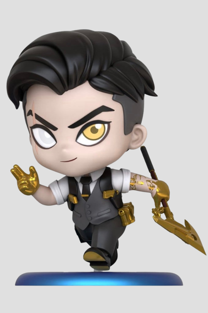 Minifigura Cosbi de Midas de Fortnite fabricada por Hot Toys, con detalles dorados, pico Rey Dorado y base de exposición.