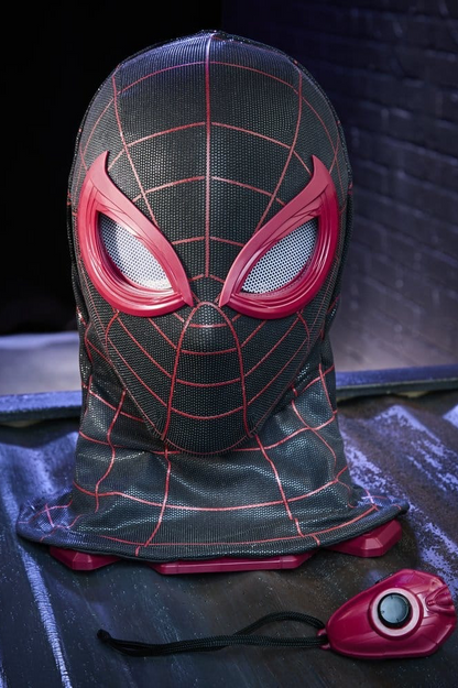 Máscara electrónica expresiva de Miles Morales de Marvel's Spider-Man 2, réplica a escala 1/1 de Hasbro Marvel Legends, con diseño negro y rojo, ojos móviles electrónicos y base de exposición.