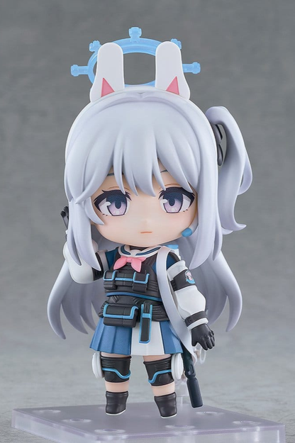 Figura Nendoroid Miyako Tsukiyuki de Blue Archive de Good Smile Company, 10 cm, con cabello plateado, orejas de conejo, uniforme táctico azul y negro y accesorios intercambiables.