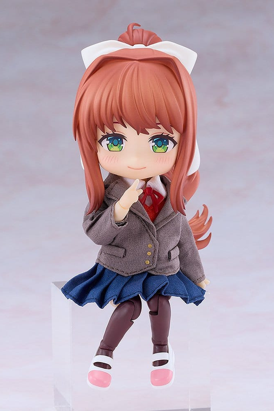 Figura Monika de Doki Doki Literature Club! Nendoroid Doll de Good Smile Company, 14 cm, con cabello castaño recogido con lazo blanco, ojos verdes y uniforme escolar.
