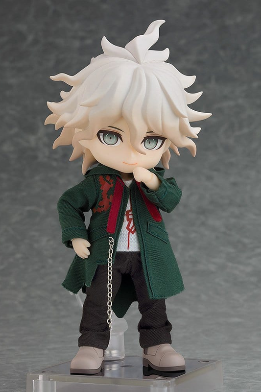 Figura Nendoroid Doll de Nagito Komaeda de Danganronpa 2, fabricada por Good Smile Company, de 14 cm, con cabello blanco, abrigo verde, pantalones oscuros y zapatos magnéticos.