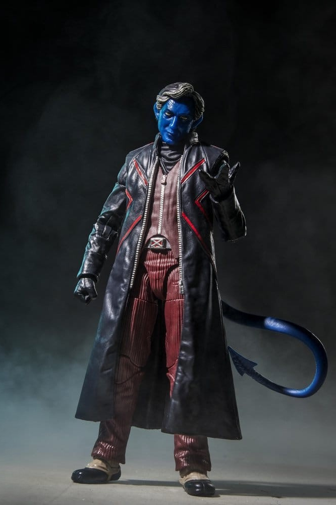 Figura articulada Nightcrawler de Avengers: Doomsday Marvel Legends Hasbro de 15 cm, con piel azul, abrigo negro, cola característica, espadas y manos intercambiables.