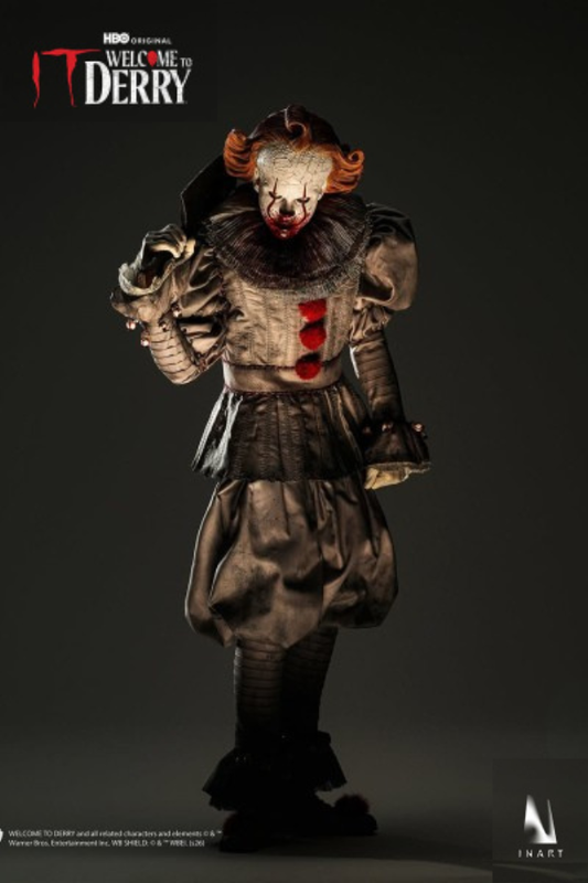 Figura de Pennywise de INART a escala 1/6 basada en IT: Welcome to Derry Season 1, con dos cabezas esculpidas, ojos articulados, globo rojo, armas, diorama de tubería y base.