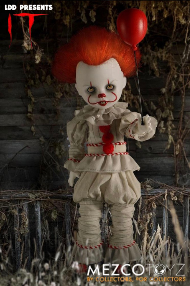 Muñeco Pennywise de IT Living Dead Dolls Presents de Mezco Toyz de aproximadamente 25 cm, con traje de tela, cabello rojo y su característico globo rojo.