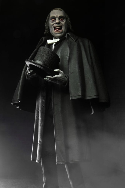 Figura Ultimate del Professor Edward C. Burke de London After Midnight fabricada por NECA, con capa negra, sombrero de copa y accesorios intercambiables.