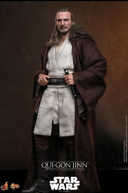 Figura Hot Toys Artisan Edition de Qui-Gon Jinn de Star Wars La Amenaza Fantasma a escala 1/6 con cabello implantado y sable de luz verde.