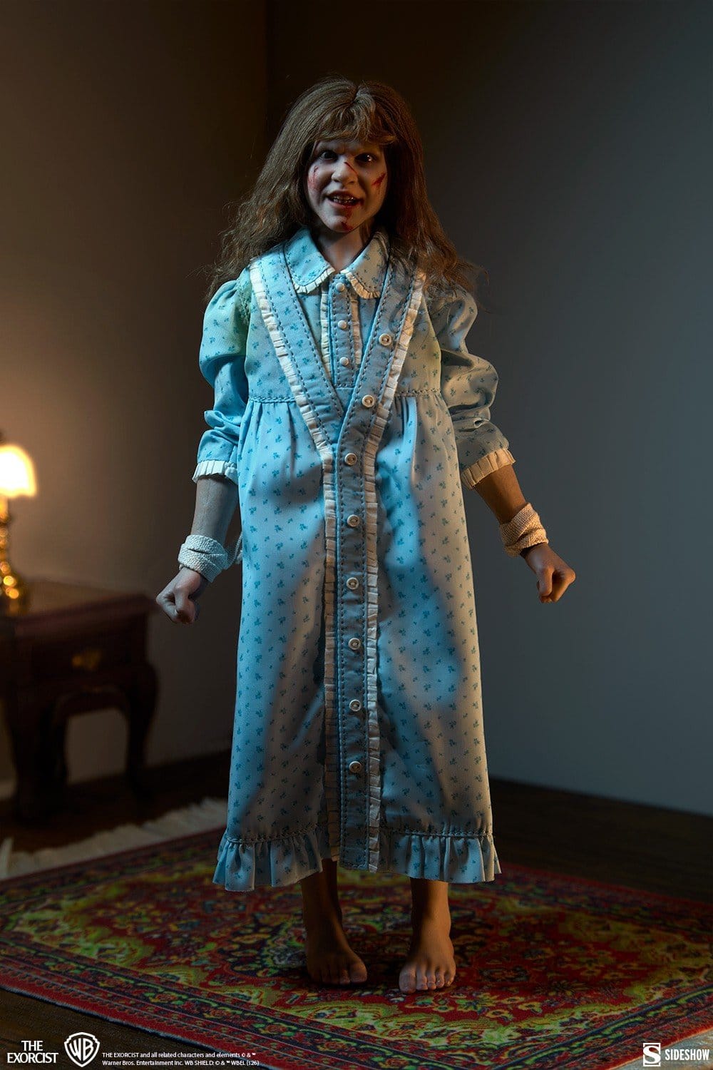 Figura Regan MacNeil de El Exorcista (1973) de Sideshow, escala 1/6 de 23 cm, con camisón azul, cabello sintético, manos intercambiables y cabeza de Pazuzu.