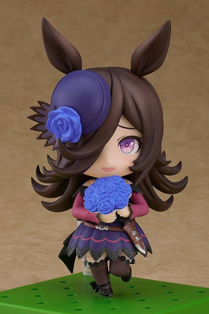 Figura Nendoroid de Rice Shower de Umamusume: Pretty Derby, fabricada por Good Smile Company, de 10 cm, con vestido morado, sombrero con rosa azul y expresiones faciales intercambiables.