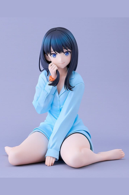 Figura de Rikka Takarada de Gridman Universe, colección POP UP PARADE Swacchao! Pajamas Ver. XL de Good Smile Company, 20 cm, sentada con pijama azul y cabello oscuro.
