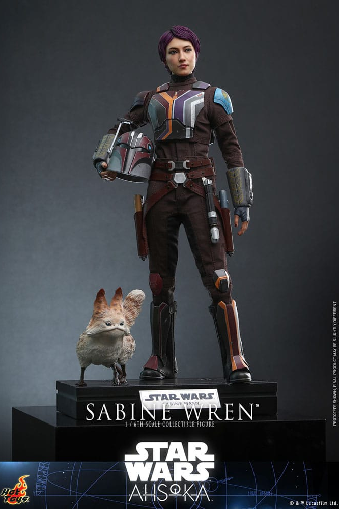 Figura coleccionable de Sabine Wren a escala 1/6 de Hot Toys basada en su aparición en la serie Star Wars Ahsoka, con armadura y casco mandaloriano.