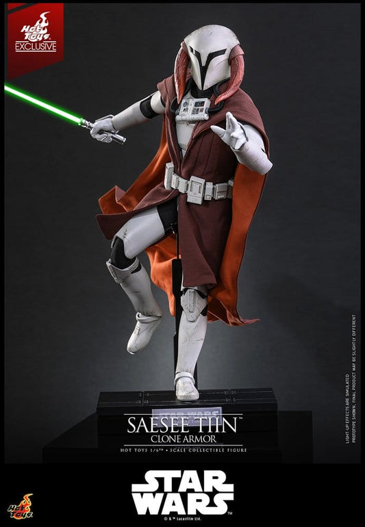 Figura Saesee Tiin Clone Armor de Star Wars The Clone Wars a escala 1/6 de Hot Toys con armadura clon y sable de luz verde.
