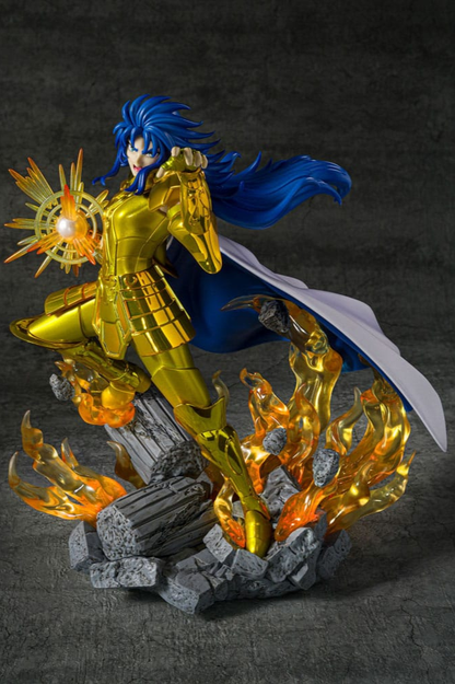 Estatua oficial Figuarts ZERO Metallic Touch de Saga de Géminis basada en Saint Seiya, con espectacular acabado metálico, base decorativa y gran nivel de detalle.