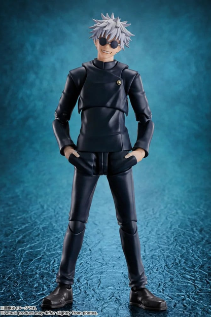 Figura S.H.Figuarts de Satoru Gojo Jujutsu High School de Jujutsu Kaisen, fabricada por Tamashii Nations con una altura aproximada de 16 cm e incluye accesorios y piezas intercambiables.
