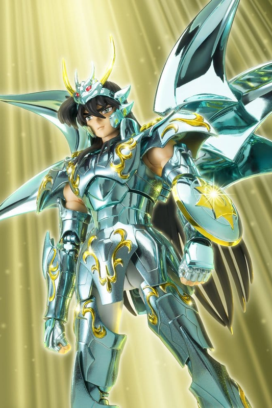 Figura de Seiya de Pegaso de Saint Seiya con Pegasus God Cloth, armadura metálica plateada con detalles dorados y grandes alas posteriores.