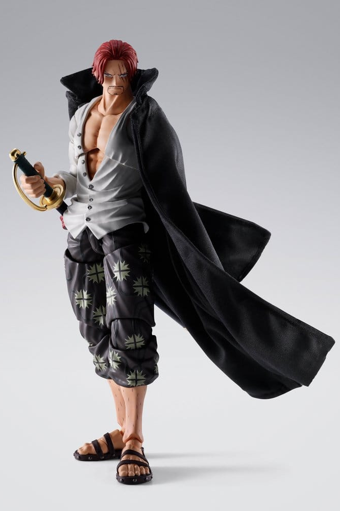 Figura S.H.Figuarts de Shanks basada en One Piece Marineford, fabricada por Tamashii Nations, de 17 cm de altura aproximada con rostros intercambiables, espada Gryphon, sombrero de paja, capa de tela y pieza de bonificación para Luffy.