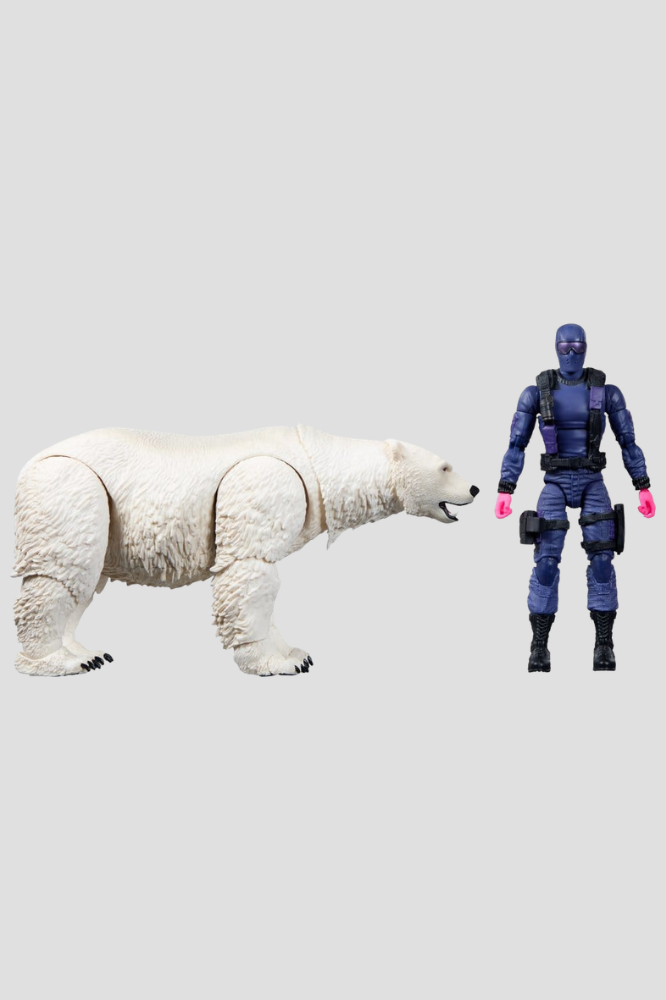 Figura articulada Snake Eyes de G.I. Joe Classified Series de Hasbro, de 15 cm, con uniforme táctico azul oscuro y acompañada de un oso polar blanco articulado.