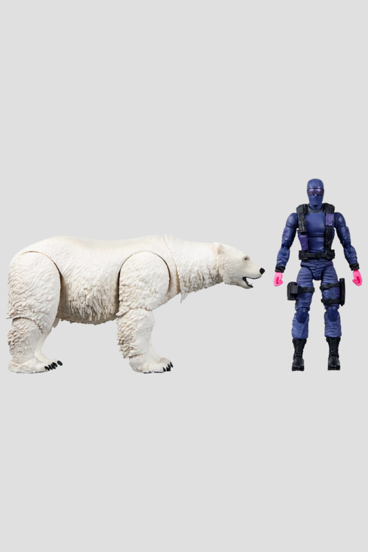 Figura articulada Snake Eyes de G.I. Joe Classified Series de Hasbro, de 15 cm, con uniforme táctico azul oscuro y acompañada de un oso polar blanco articulado.