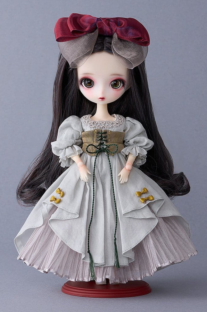 Muñeca Sophia Snow White de la colección Harmonia Bloom de Good Smile Company, 23 cm, con cabello largo oscuro, ojos de cristal y vestido de cuento de hadas en tonos claros.