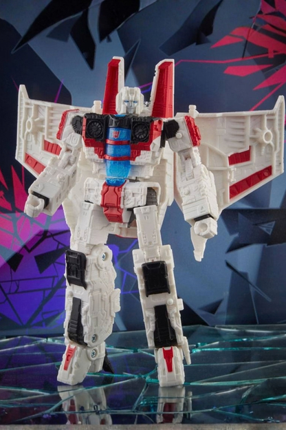 Figura Starscream de Transformers Shattered Glass Voyager Class de Hasbro de 18 cm, transformable en jet cybertroniano y con dos espadas de energía.