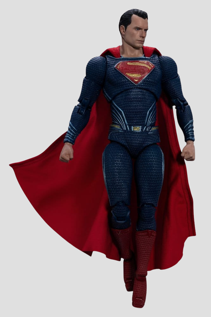 Figura articulada Superman 2.0 de Batman v Superman Dawn of Justice de Beast Kingdom con traje azul texturizado, capa roja de tela y manos intercambiables.
