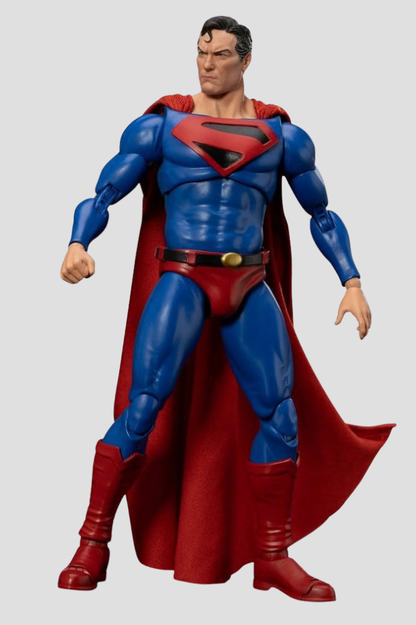 Figura articulada Superman Limited Edition de Beast Kingdom Dynamic 8ction Heroes de 21 cm con traje azul y rojo y capa de tela roja.