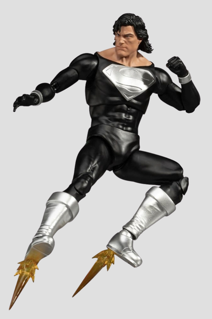 Figura articulada Superman Recovery Suit de Beast Kingdom Dynamic 8ction Heroes de 21 cm con traje negro, emblema plateado y efectos de vuelo.