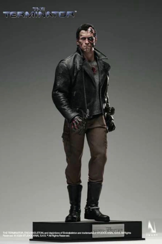 Figura T-800 de INART a escala 1/6 basada en The Terminator, con dos cuerpos articulados, dos cabezas con ojos móviles, vestuario battle damaged y múltiples armas.