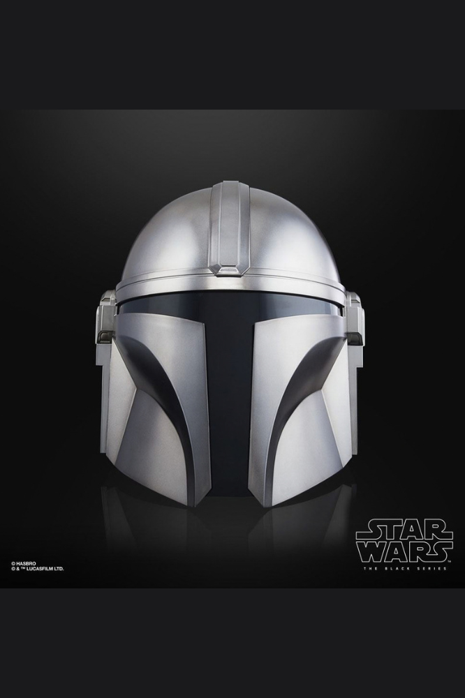 Casco electrónico de The Mandalorian de Star Wars The Black Series de Hasbro, con acabado plateado, luz táctica extraíble e iluminación interior.