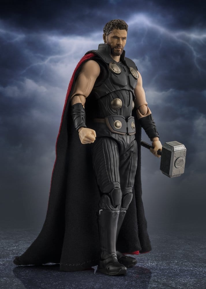 Vista de cuerpo completo de la figura S.H.Figuarts de Thor mostrando su traje inspirado en Avengers: Doomsday.