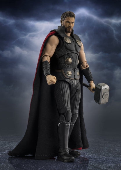 Vista de cuerpo completo de la figura S.H.Figuarts de Thor mostrando su traje inspirado en Avengers: Doomsday.