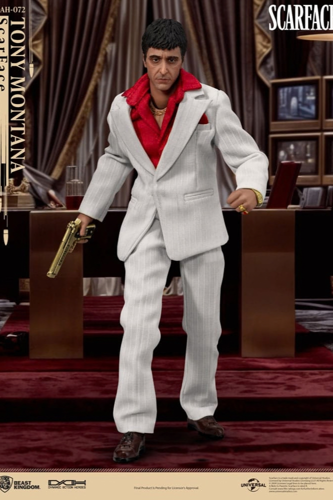 Figura articulada Tony Montana de Scarface 1983 de Beast Kingdom con traje blanco y camisa roja, perteneciente a la línea Dynamic 8ction Heroes.