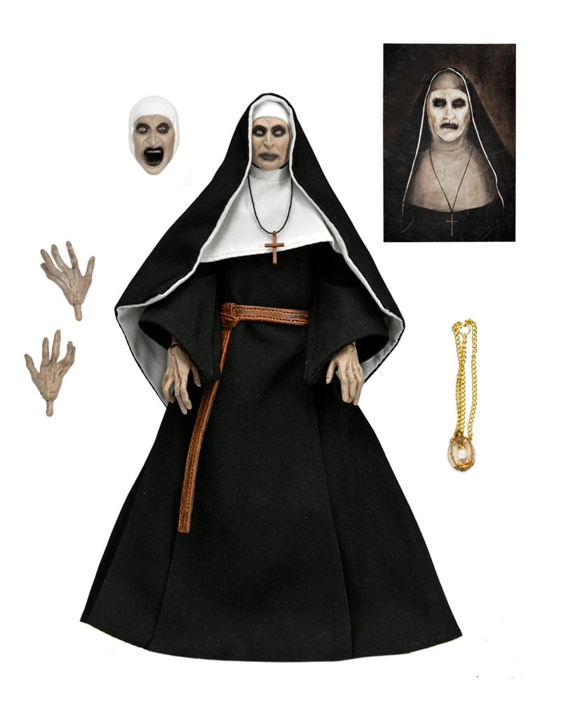 Figura Ultimate de Valak The Nun de NECA con vestuario de tela, cabezas y manos intercambiables y accesorios.