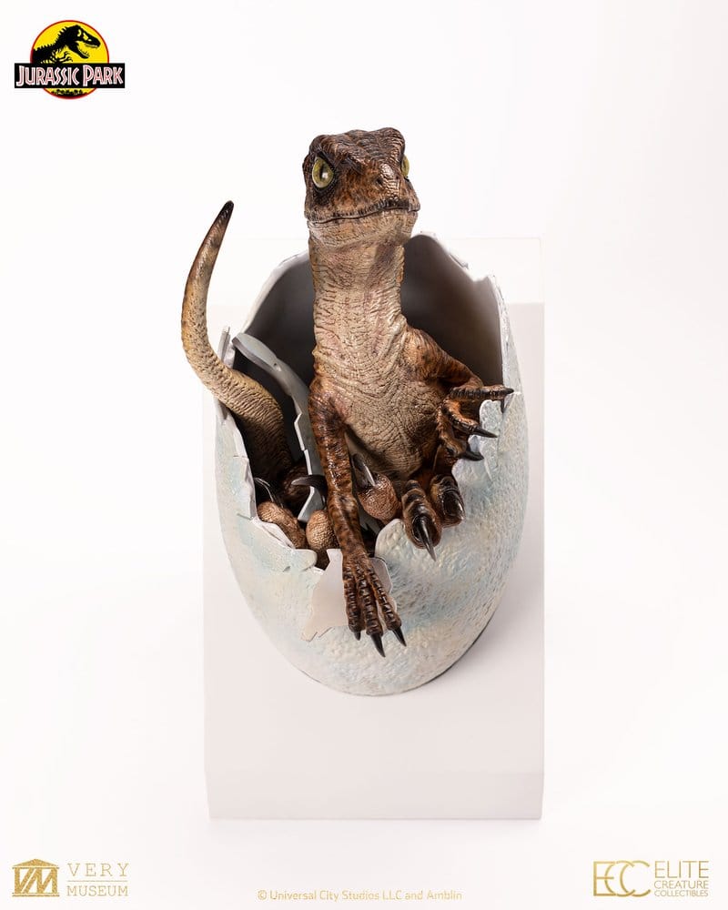 Vista completa de la réplica Velociraptor Hatching Egg mostrando la cría emergiendo del huevo con acabados hiperrealistas.